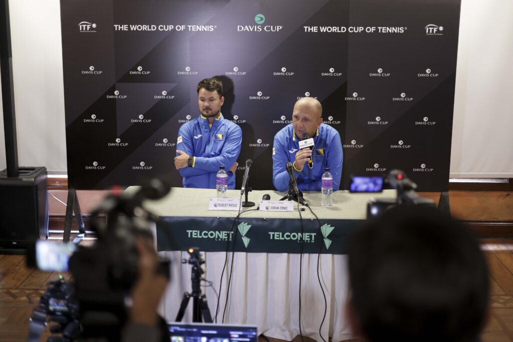 Zoran Zrnic y Robert Raguz de Bosnia y Herzegovina en rueda de prensa para la Copa Davis en Ecuador