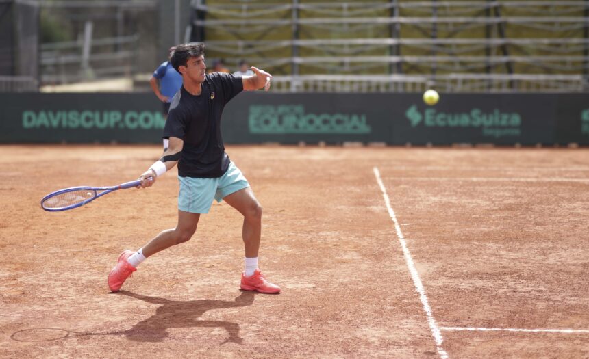 Andres Andrade tenista de la selección de Ecuador durante las prácticas para la Copa Davis