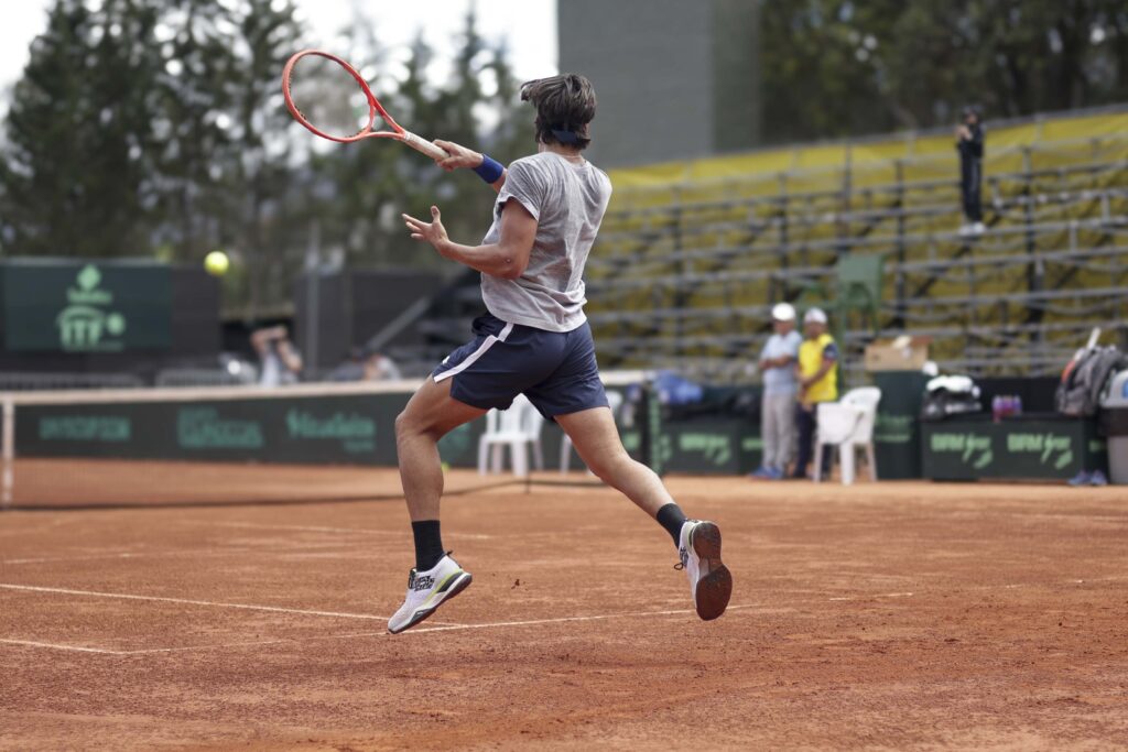 Alvaro Guillen del equipo de tenis de ecuador entrenando para la copa davis